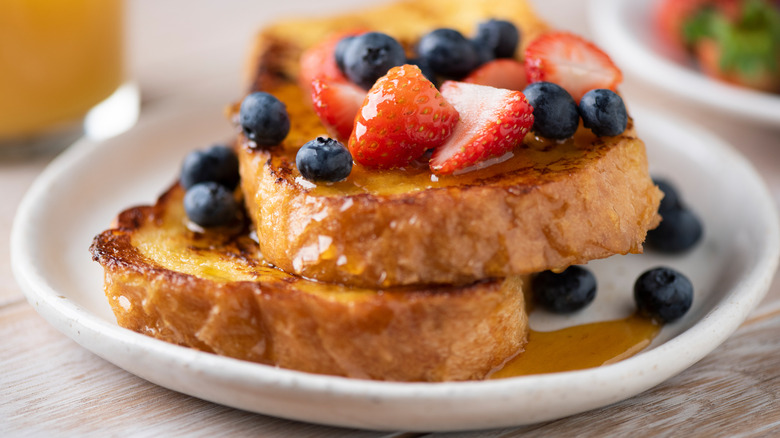 French toast with berries