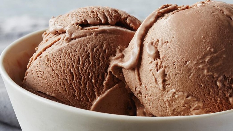 Häagen-Dazs chocolate scoops