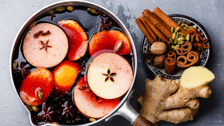 Mulled wine with fruit