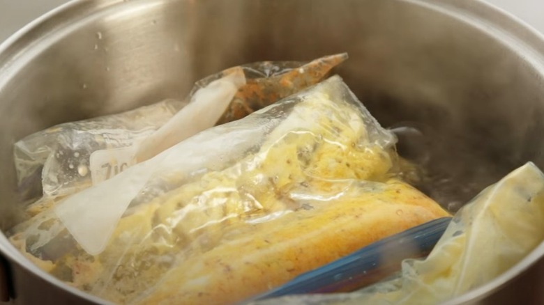 omelet cooking in sandwich bags