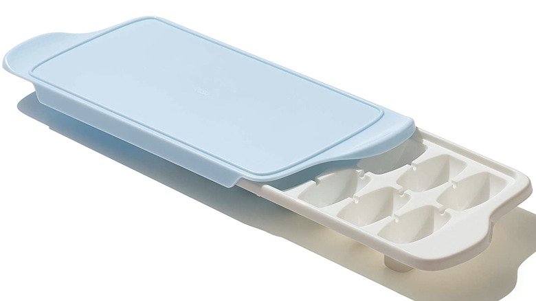 ice cube tray with lid