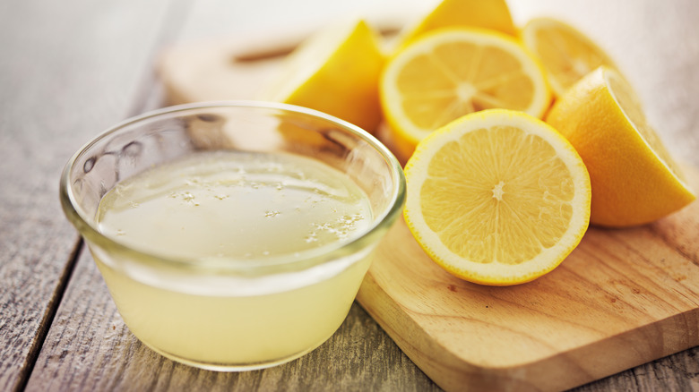 Lemons and bowl of lemon juice