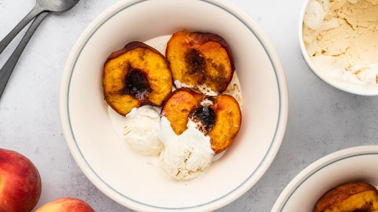 Baked peaches with ice cream