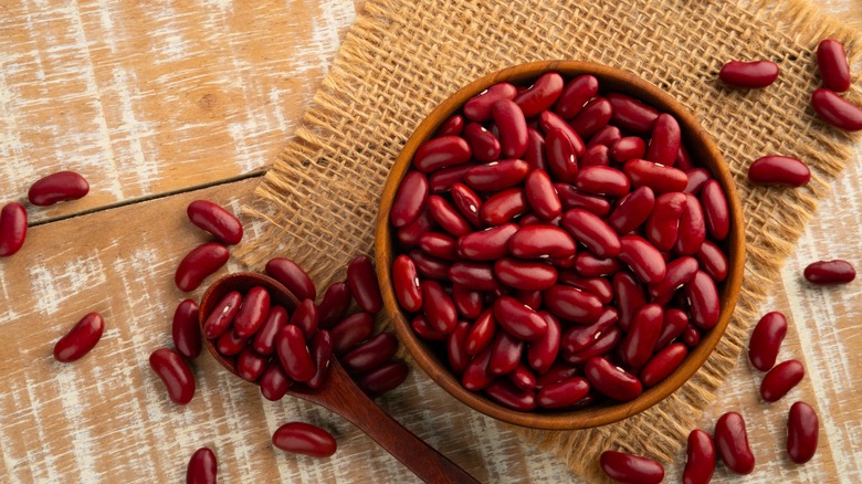 dried kidney beans in bowl