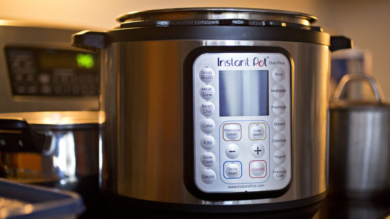 Instant pot with no lid on counter