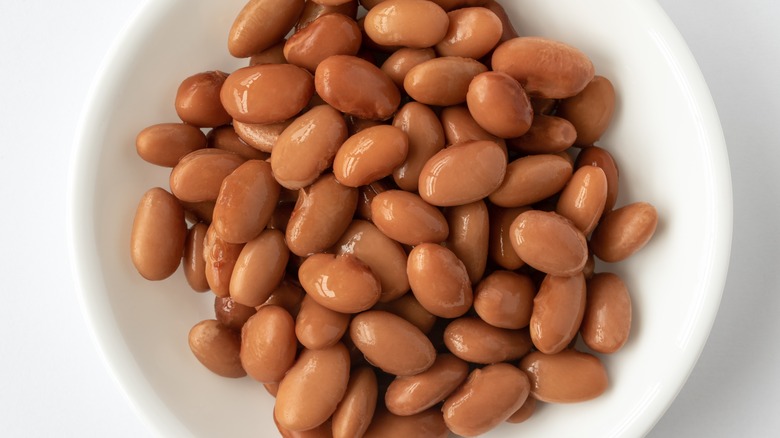 bowl of cooked pinto beans