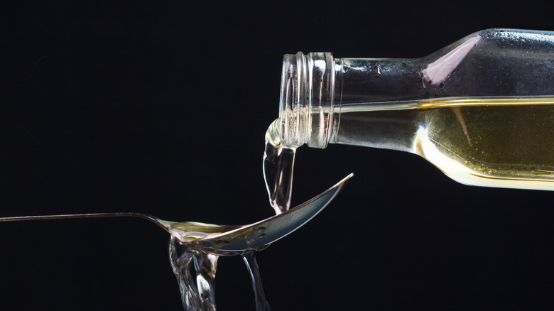 pouring cider vinegar onto spoon