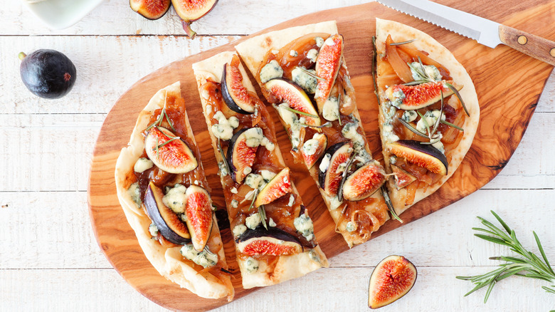 fig pizza on wooden board