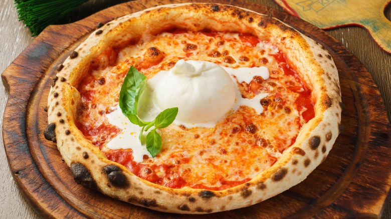 pizza with burrata cheese