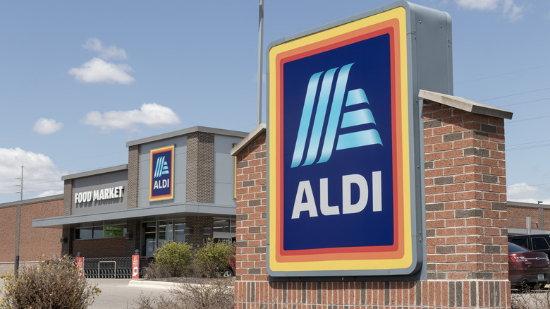 Aldi storefront sign