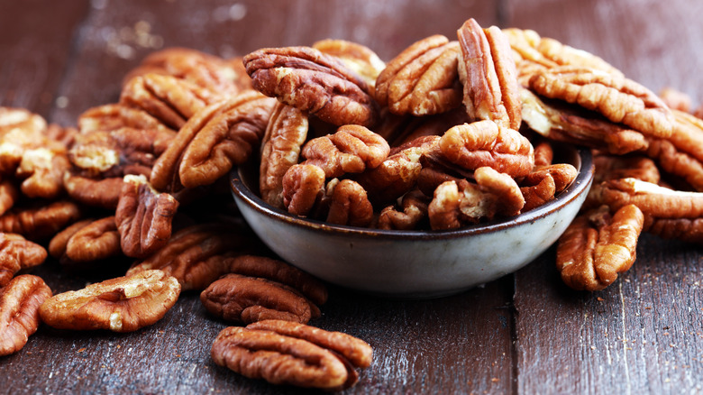 Pecans in bowl and on table