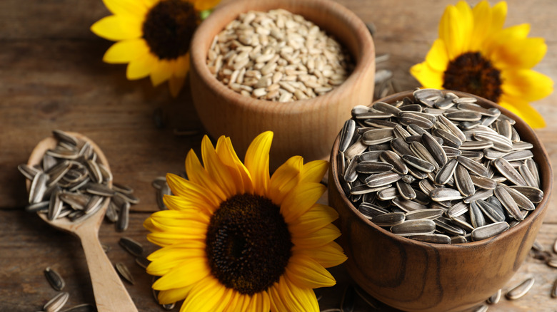 Shelled and unshelled sunflower seeds