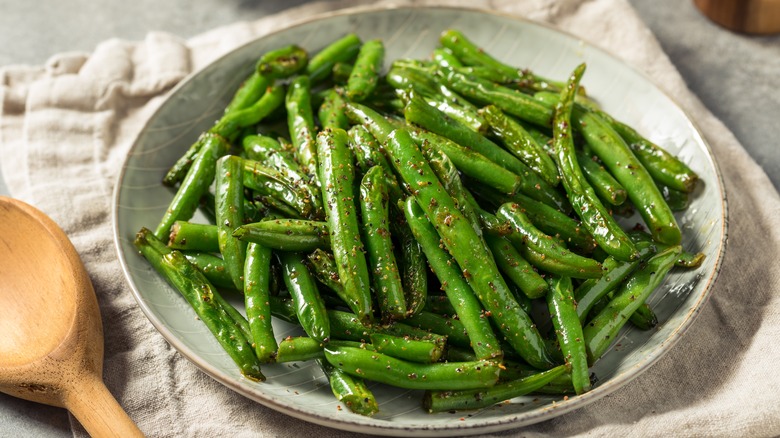 plate of seasoned green beans