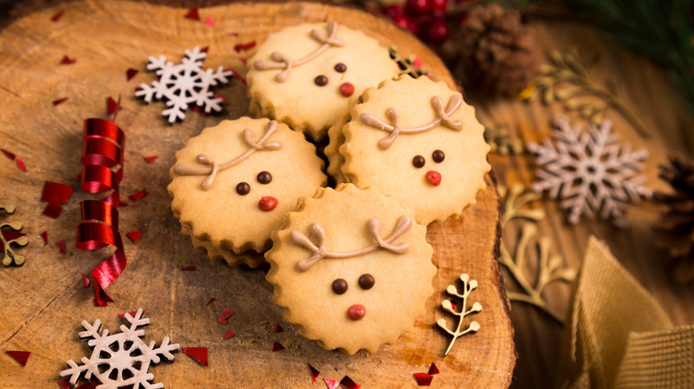 Reindeer alfajores amid festive decorations