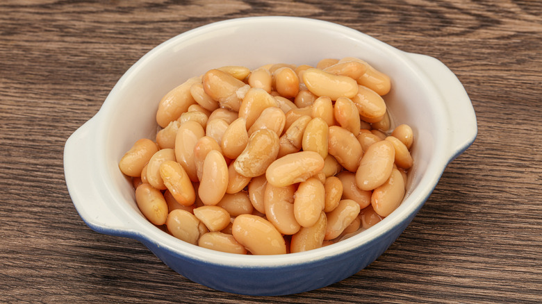 bowl of white kidney beans