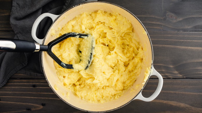 mashed potatoes in a pot