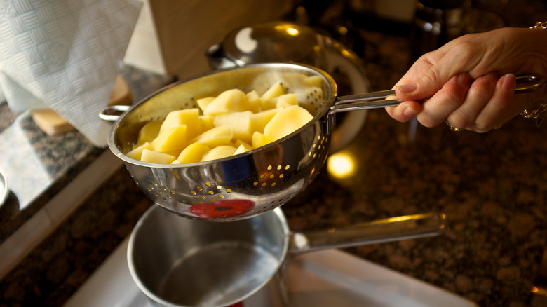 draining boiled potatoes