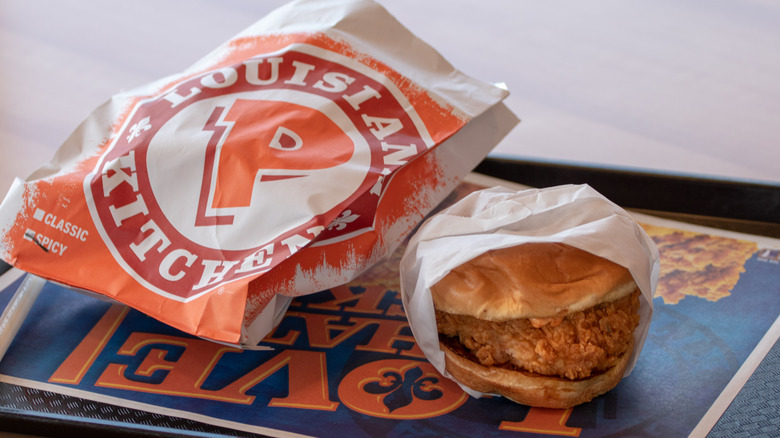 popeyes chicken sandwich on tray