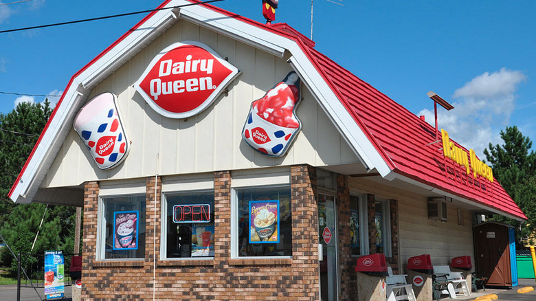 red and white Dairy Queen building