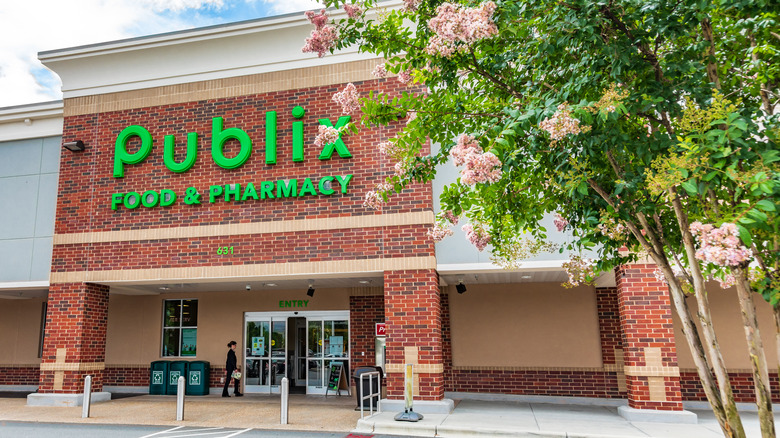 Publix grocery store front