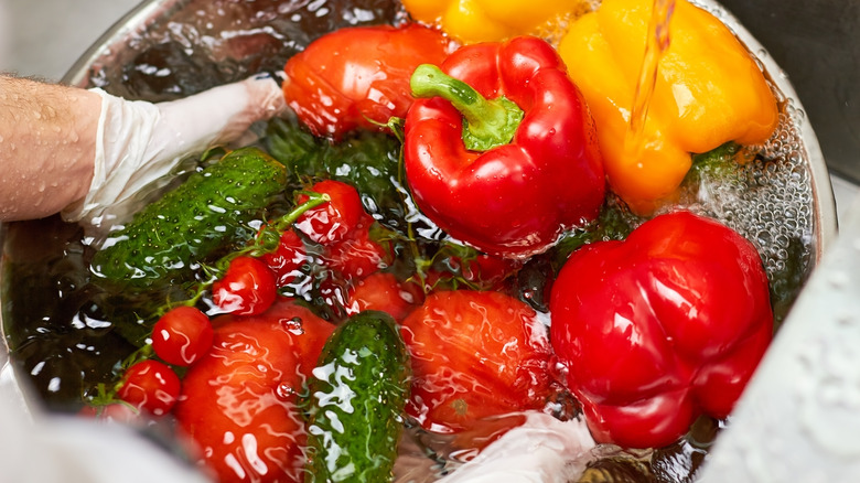 rinsing vegetables in vinegar and water