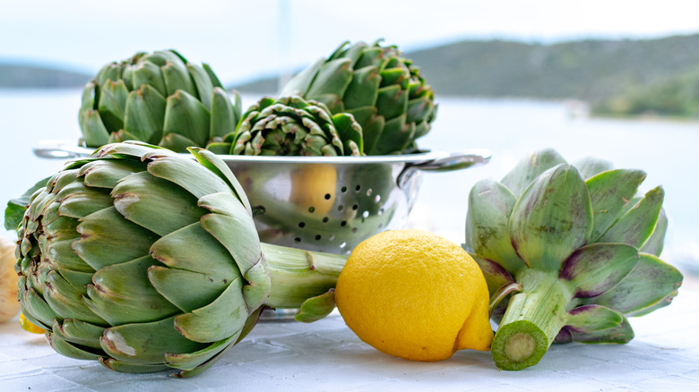 preparing artichoke with lemon