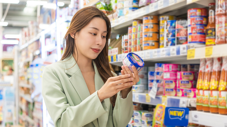 woman reading can label