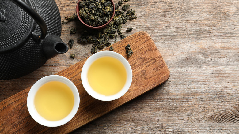 cups and teapot oolong tea