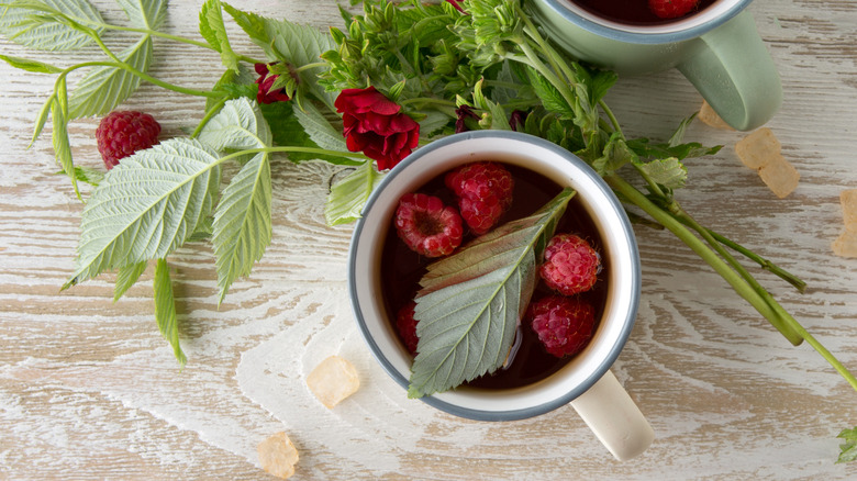 mugs with raspberry tea