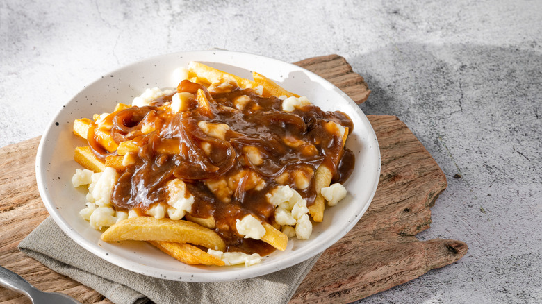 Plate of poutine