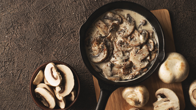 Pan-fried mushrooms and sour cream