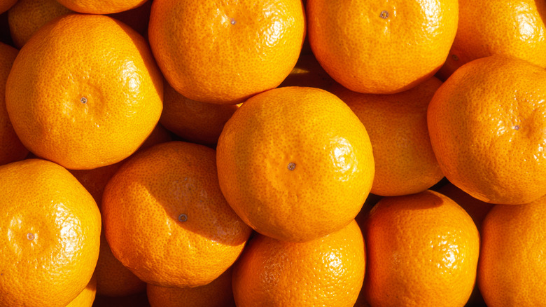 Satsuma oranges in a pile