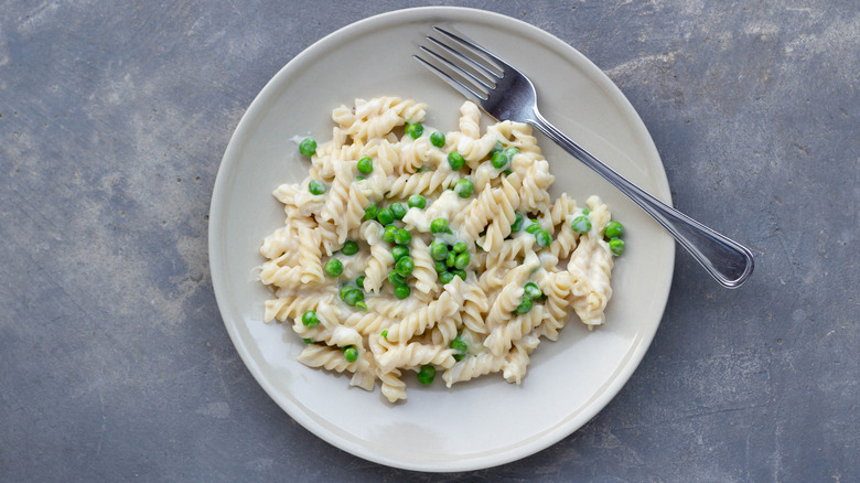 Cheesy pasta with peas