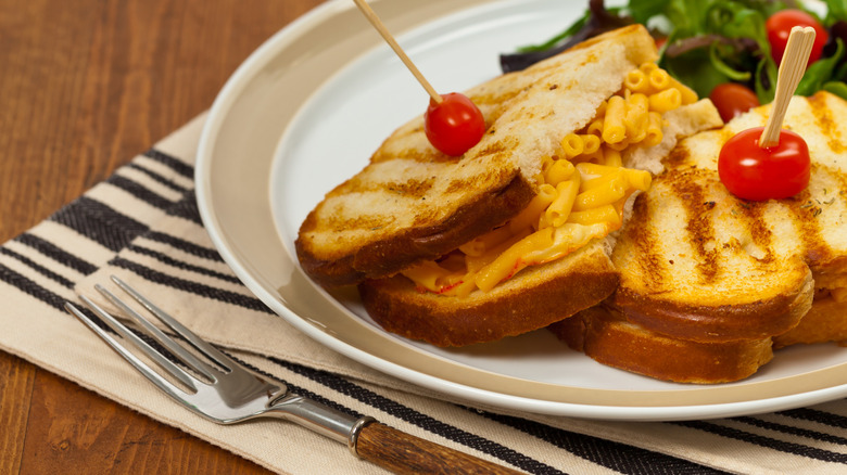 mac and cheese sandwich