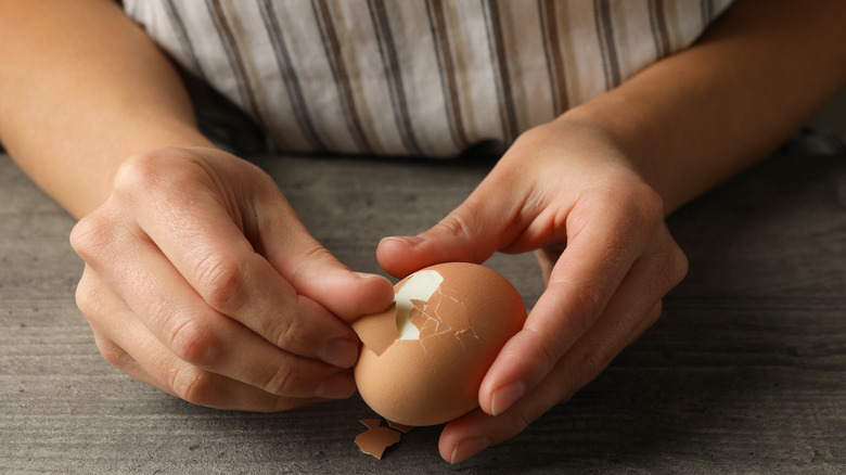 peeling boiled eggs