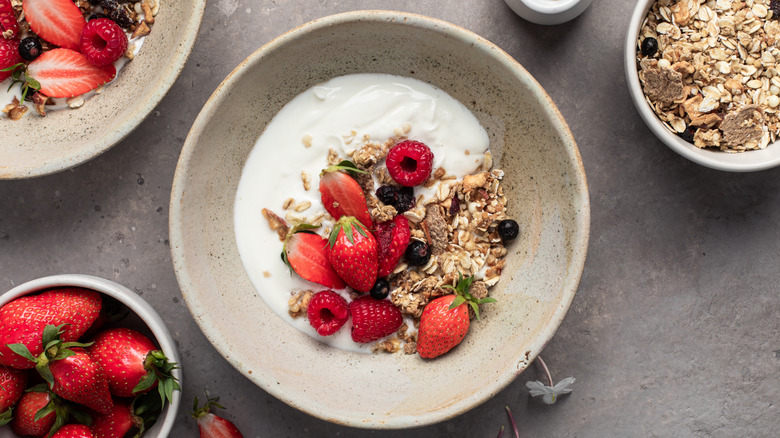 yogurt with berries and oats