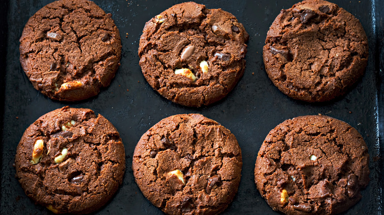 six triple chocolate cookies