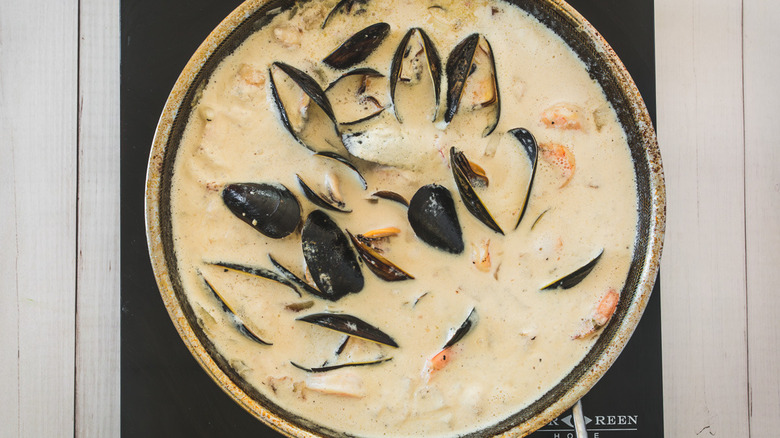 sauce with mussels in pan