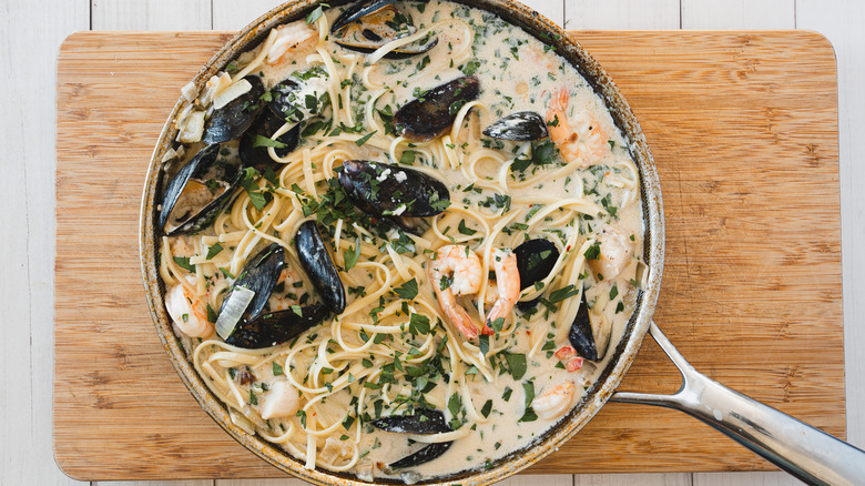 seafood pasta in pan with mussels and shrimp