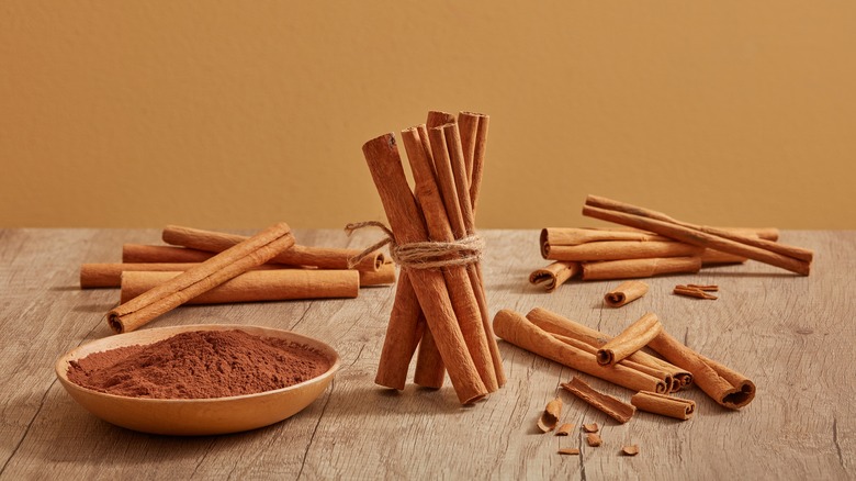 Cinnamon sticks and bowl of ground cinnamon
