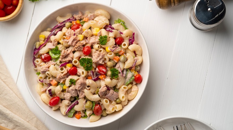 Macaroni salad with tuna