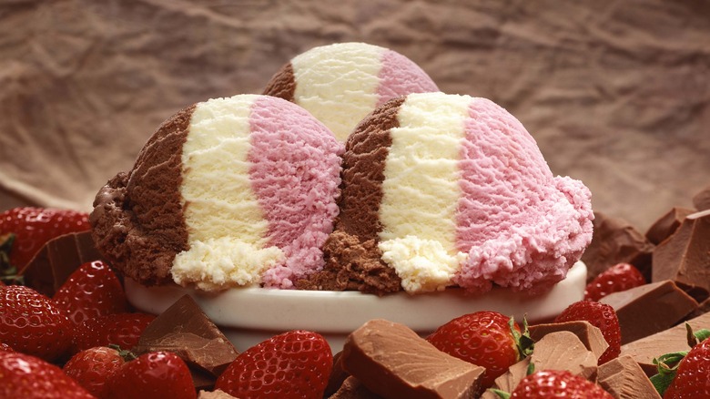 Neapolitan ice cream with chocolate and strawberries