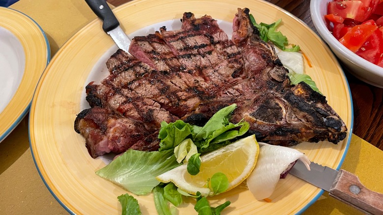 Bistecca alla fiorentina lettuce lemon