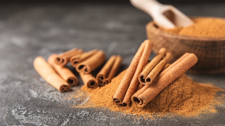 cinnamon sticks on powdered cinnamon