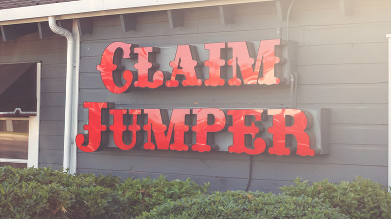 Claim Jumper outside wall