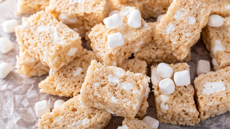 Rice Krispie treats with marshmallows