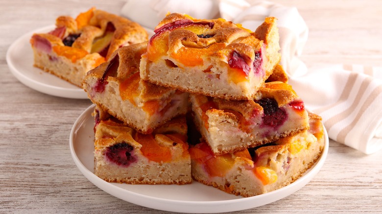 peach and berry buckle cake