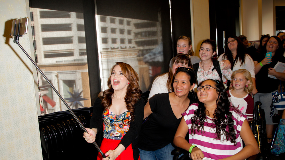 Rosanna Pansino taking photo with fans