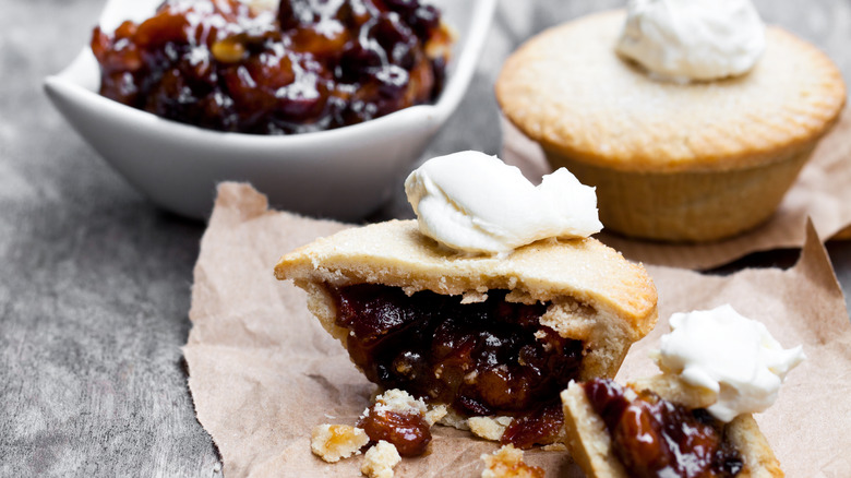 Mince pies with mincemeat and creamy topping