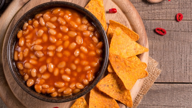 baked beans with tortilla chips 